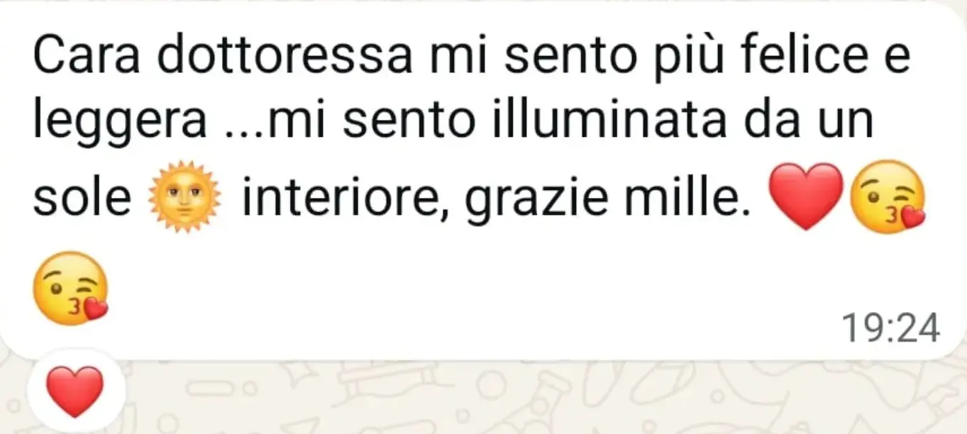 Testimonianza di una paziente che si sente più felice e leggera dopo il percorso psicologico con la Dottoressa Simona Prosperi, illuminata da un sole interiore